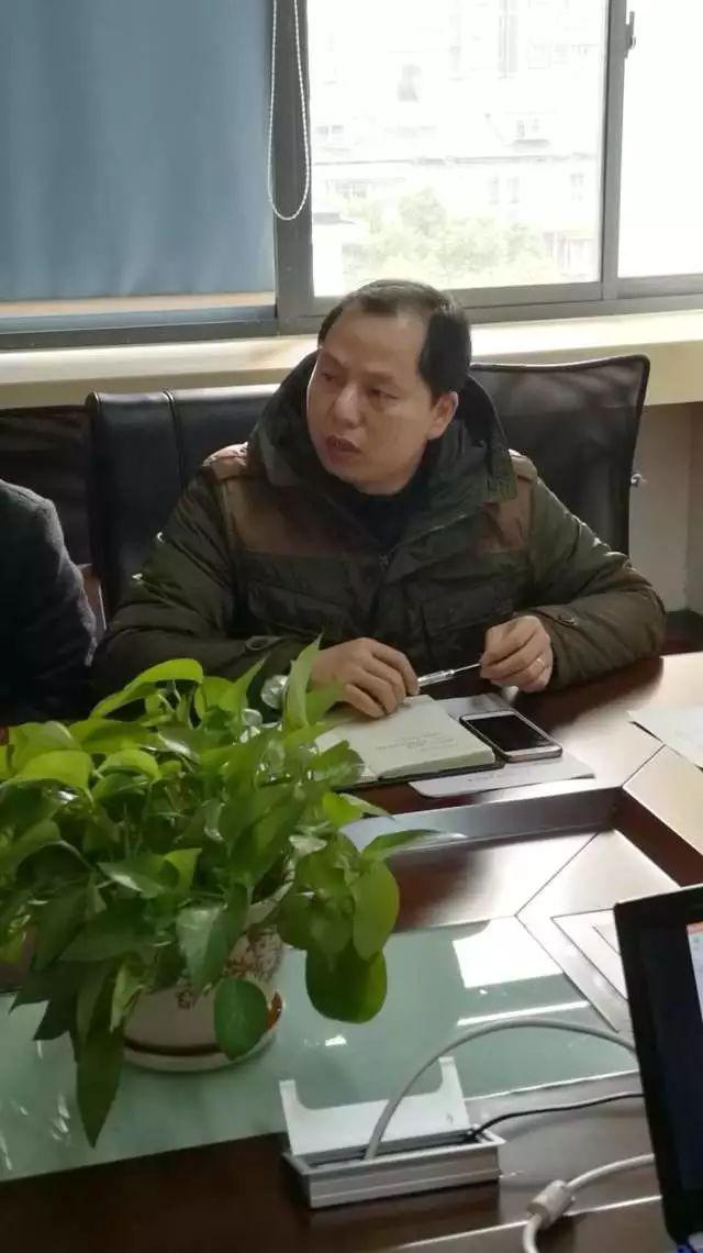 與會(huì)人員進(jìn)行“兩學(xué)一做”專(zhuān)題學(xué)習(xí)討論