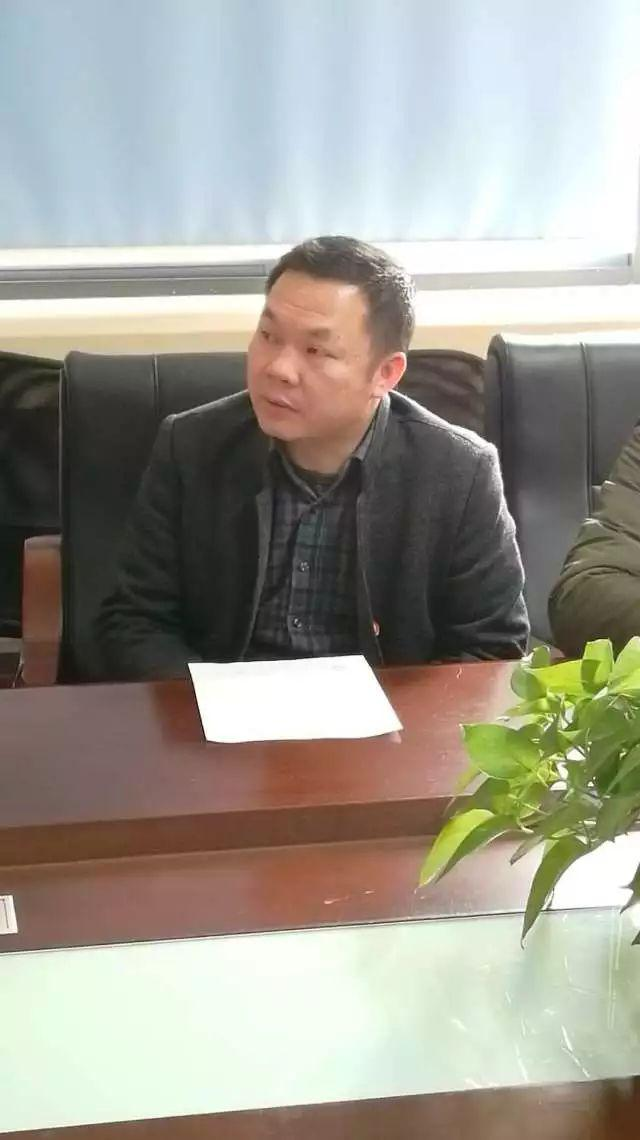 與會(huì)人員進(jìn)行“兩學(xué)一做”專(zhuān)題學(xué)習(xí)討論