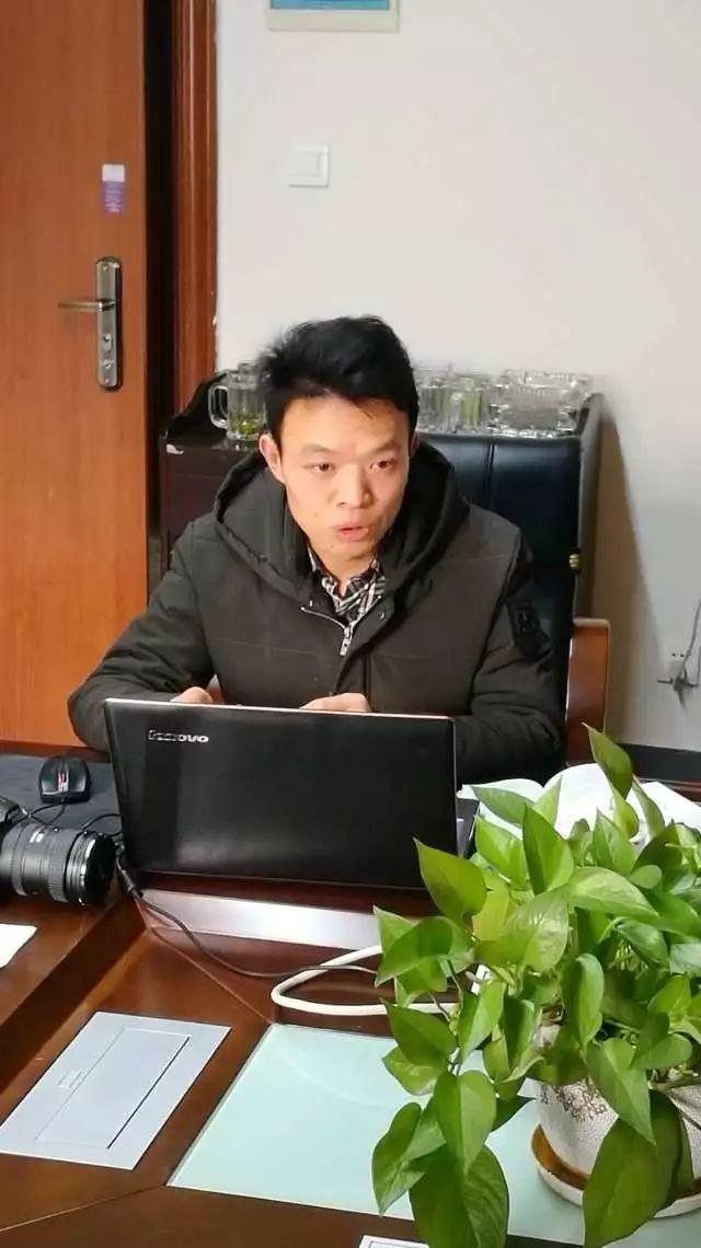 與會(huì)人員進(jìn)行“兩學(xué)一做”專(zhuān)題學(xué)習(xí)討論