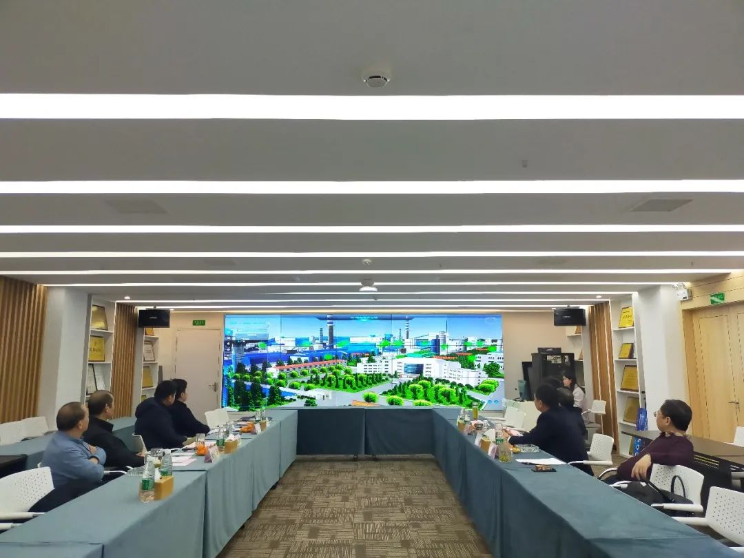 領導嘉賓觀看九九智能環(huán)?！皽y控治”一體化平臺演示